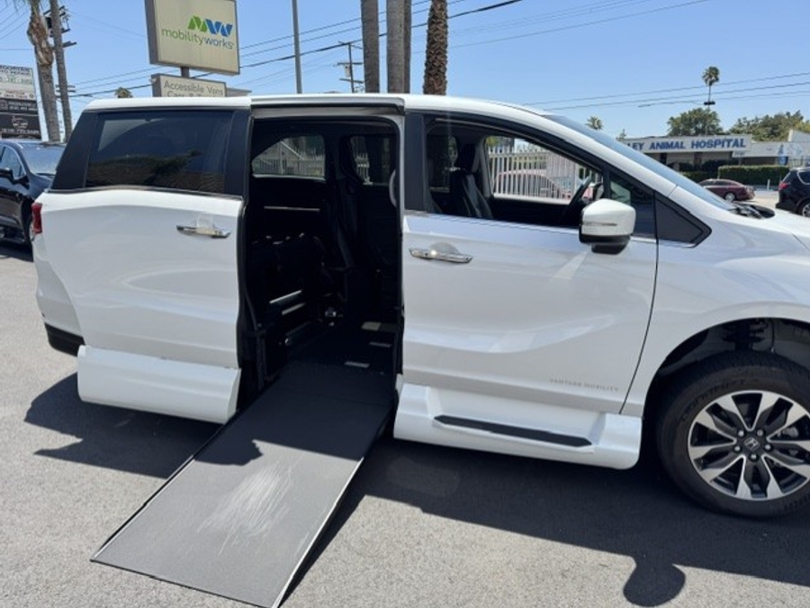 White Honda Odyssey image number 5