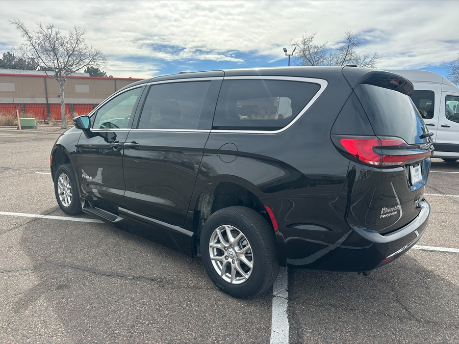 Black Chrysler Pacifica image number 20
