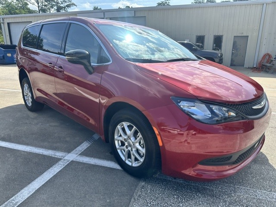 Red Chrysler Voyager image number 1