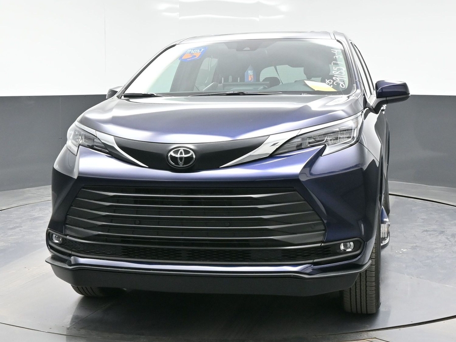 New 2026 Toyota Sienna Hybrid XLE Base - BraunAbility Side Entry Entry Fold Out Automatic Ramp