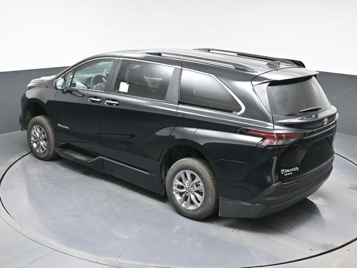 Black Toyota Sienna image number 9