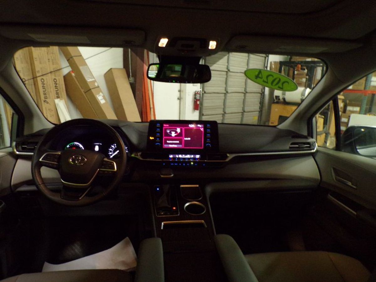 Silver Toyota Sienna image number 19