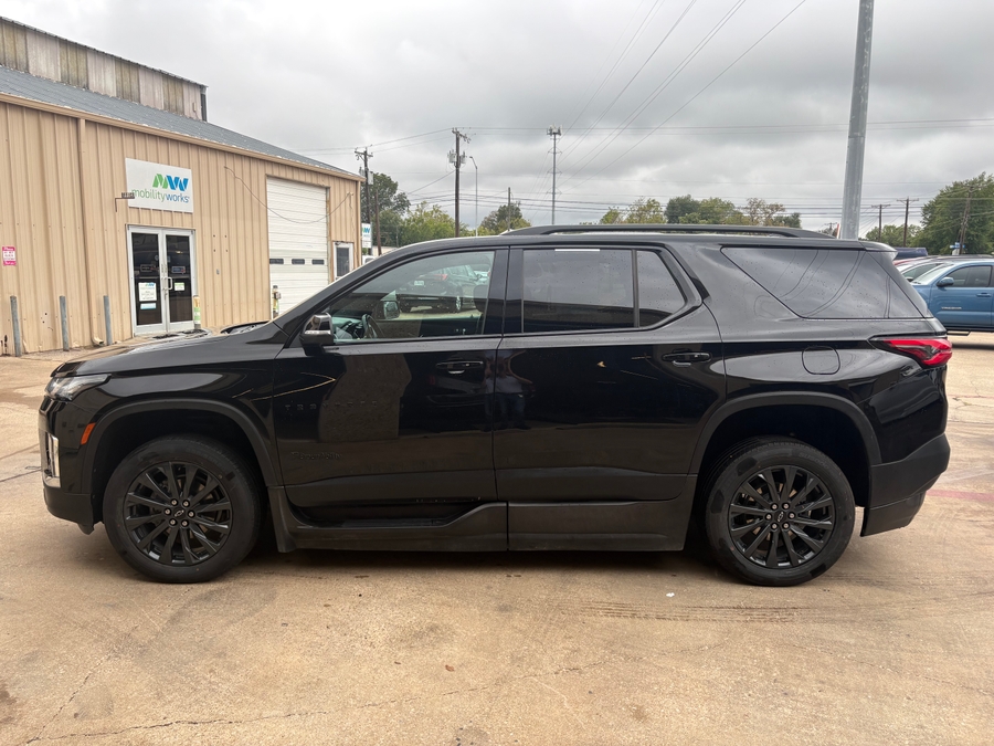 Black Chevrolet Traverse image number 3
