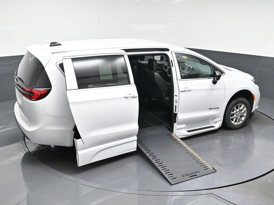 White Chrysler Pacifica image number 24