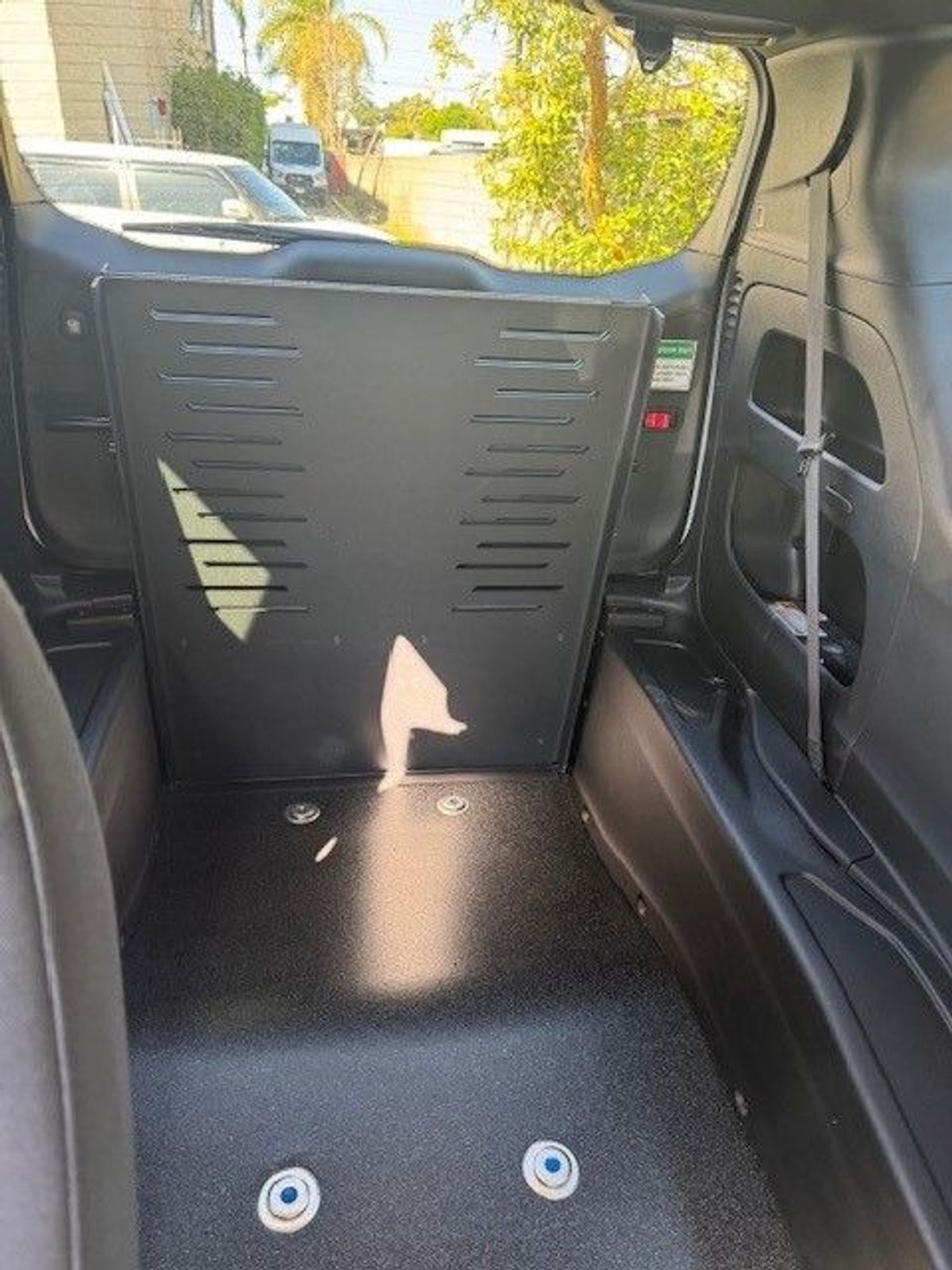 White Chrysler Voyager image number 3