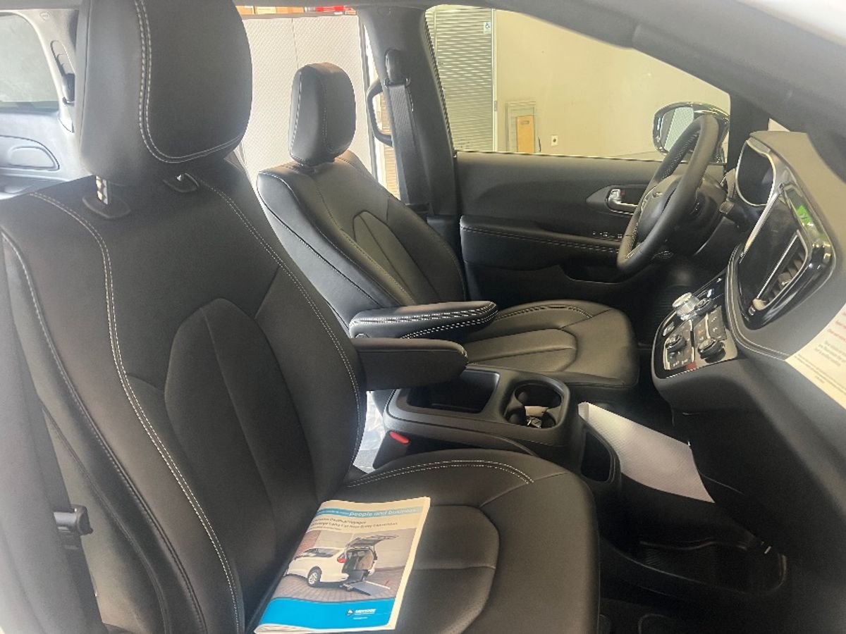 2025 CHRYSLER PACIFICA - Image 16