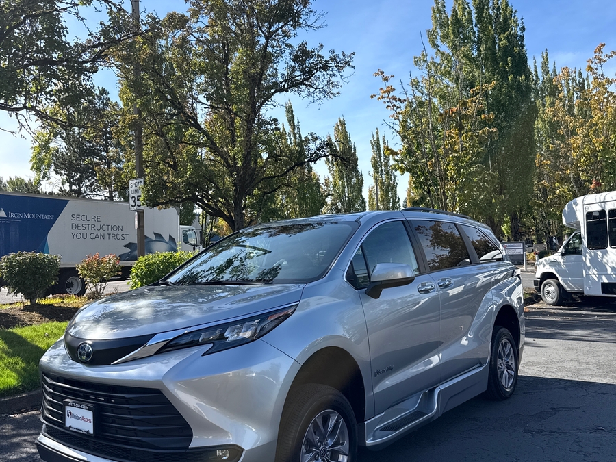 Used 2025 Toyota Sienna Hybrid XLE Plus - BraunAbility Side Entry Fold Out Automatic Ramp