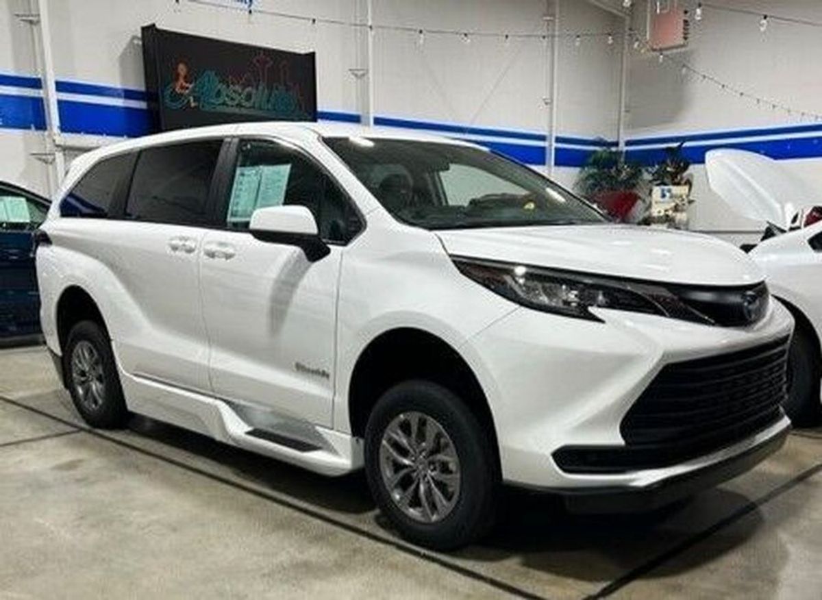 White Toyota Sienna image number 17