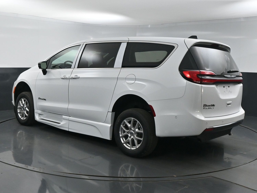 New 2025 Chrysler Pacifica Select Safety - BraunAbility Side Entry Entry Fold Out Automatic Ramp