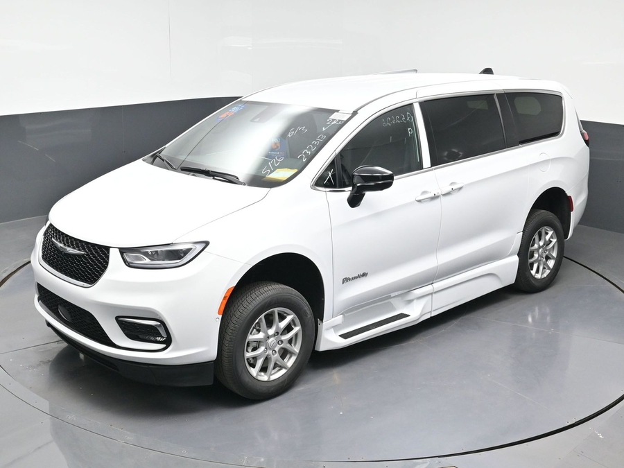 New 2026 Chrysler Pacifica Select Safety - BraunAbility Side Entry Entry Fold Out Automatic Ramp