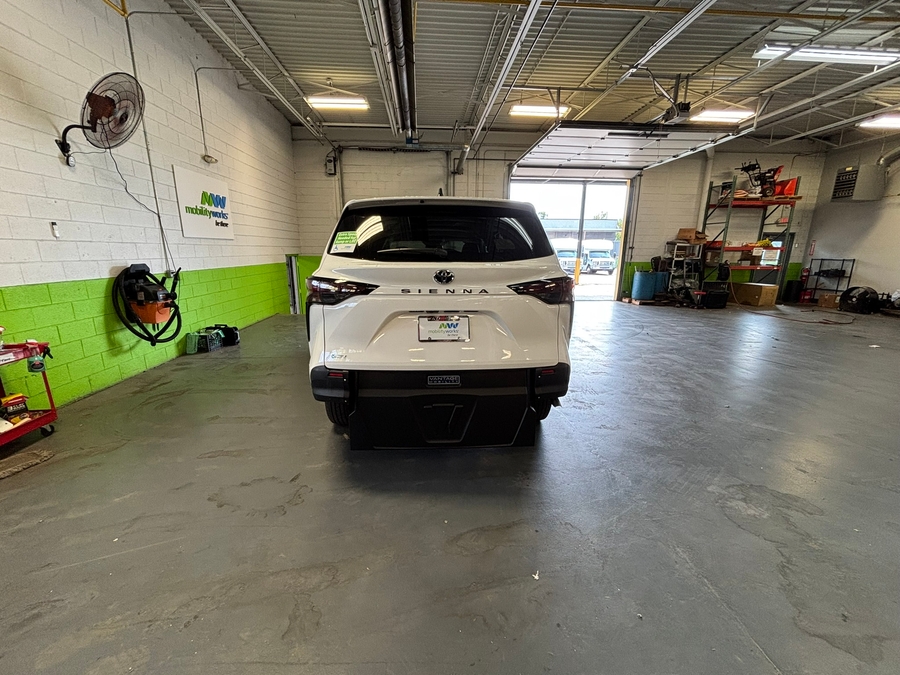 White Toyota Sienna image number 4