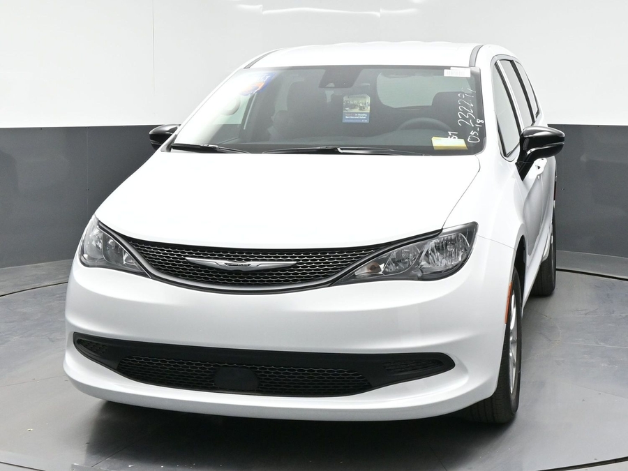 White Chrysler Voyager image number 10