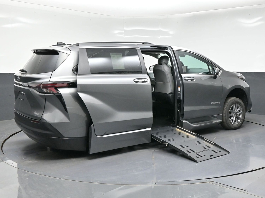 2026 Toyota Sienna XLE - Photo 18