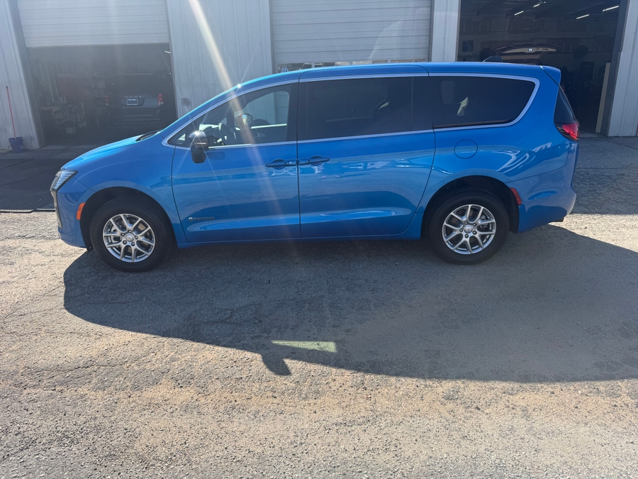 Blue Chrysler Pacifica image number 14