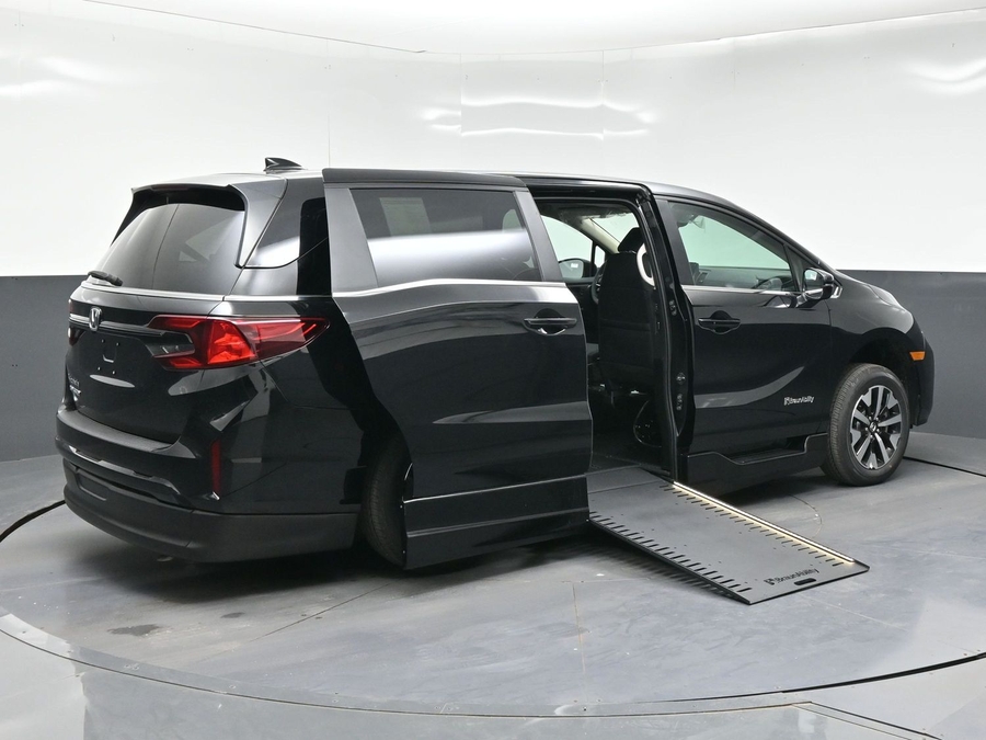 Black Honda Odyssey image number 4