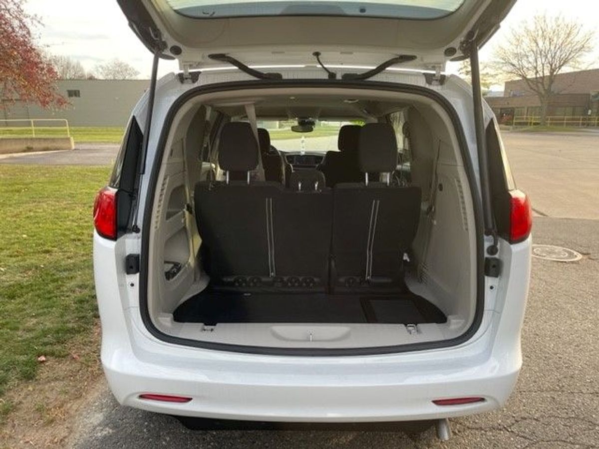 White Chrysler Voyager image number 8