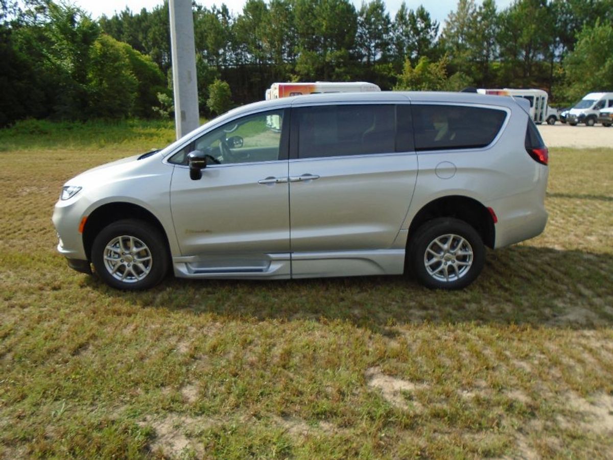 Silver Chrysler Pacifica image number 22