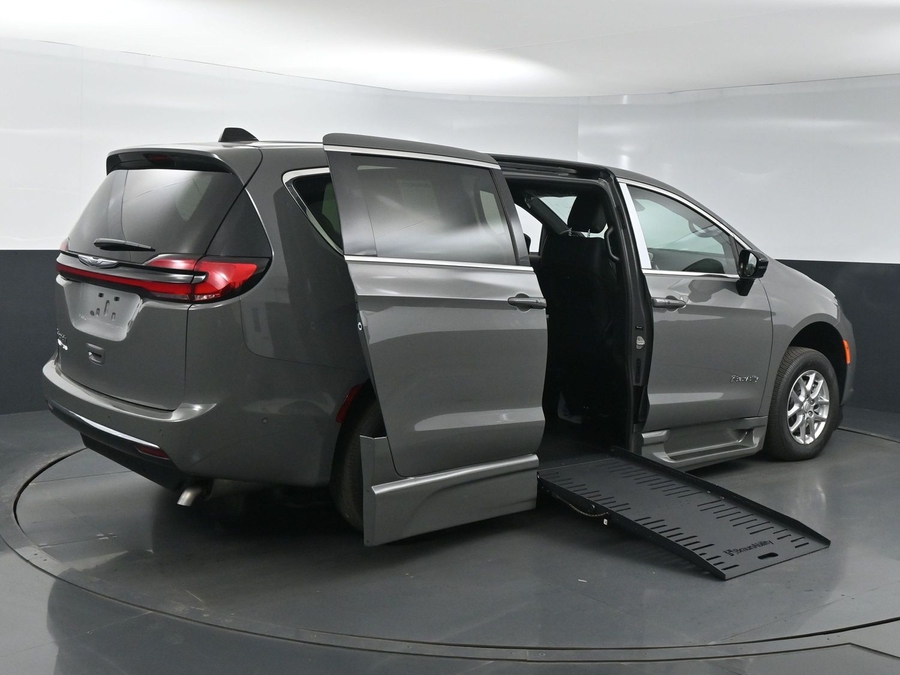 New 2025 Chrysler Pacifica Select Safety - BraunAbility Side Entry Entry Fold Out Automatic Ramp