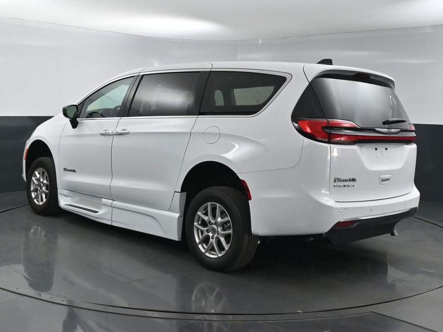 Used 2024 Chrysler Pacifica Touring L - BraunAbility Side Entry Entry Fold Out Automatic Ramp