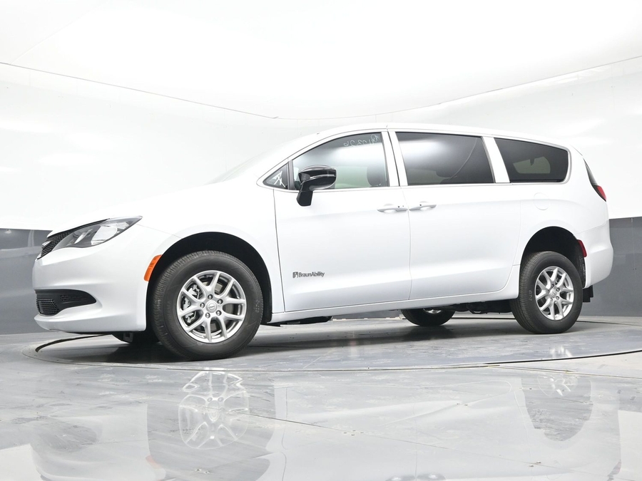 White Chrysler Voyager image number 18