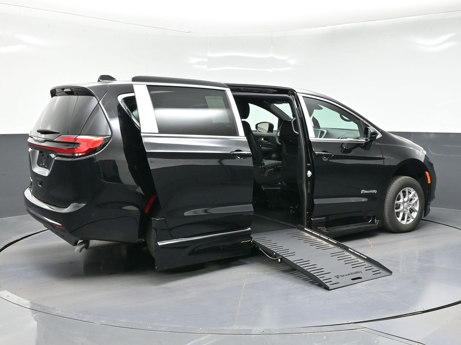 Black Chrysler Pacifica image number 6