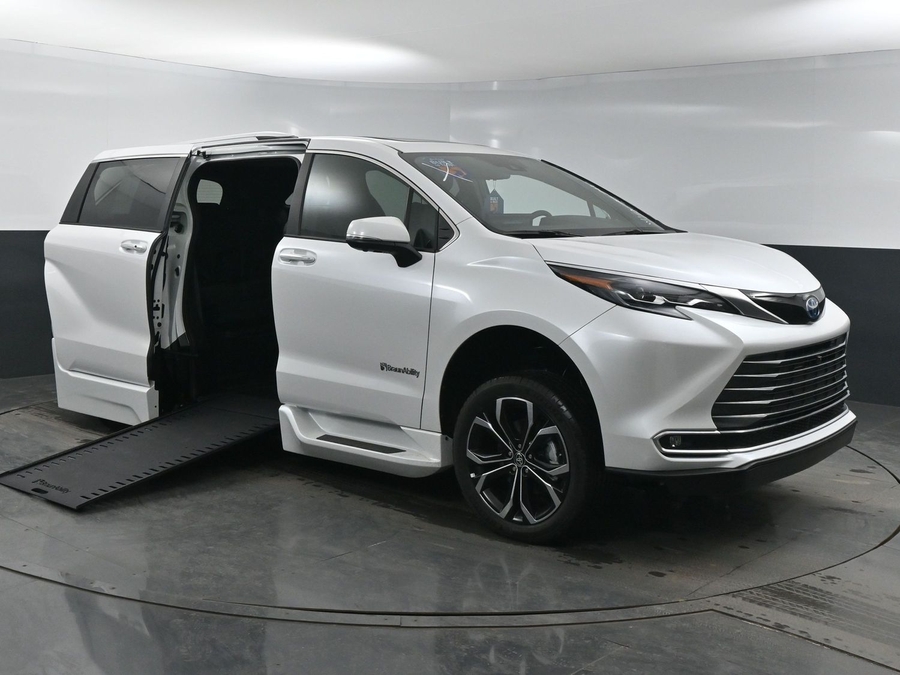 New 2025 Toyota Sienna Hybrid Platinum - BraunAbility Side Entry Entry In Floor Automatic Ramp
