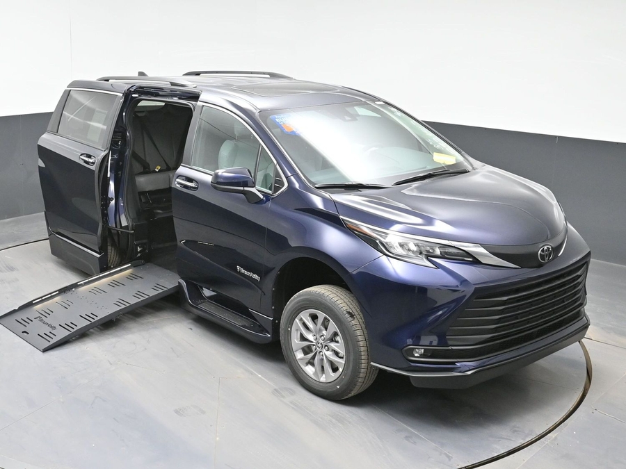 New 2026 Toyota Sienna Hybrid XLE Base - BraunAbility Side Entry Entry Fold Out Automatic Ramp