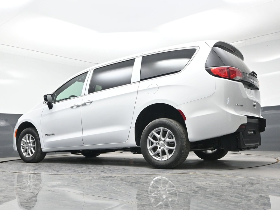 White Chrysler Voyager image number 24