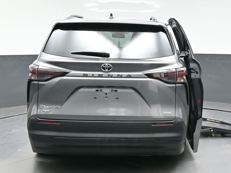 New 2026 Toyota Sienna Hybrid XLE Base - BraunAbility Side Entry Fold Out Automatic Ramp