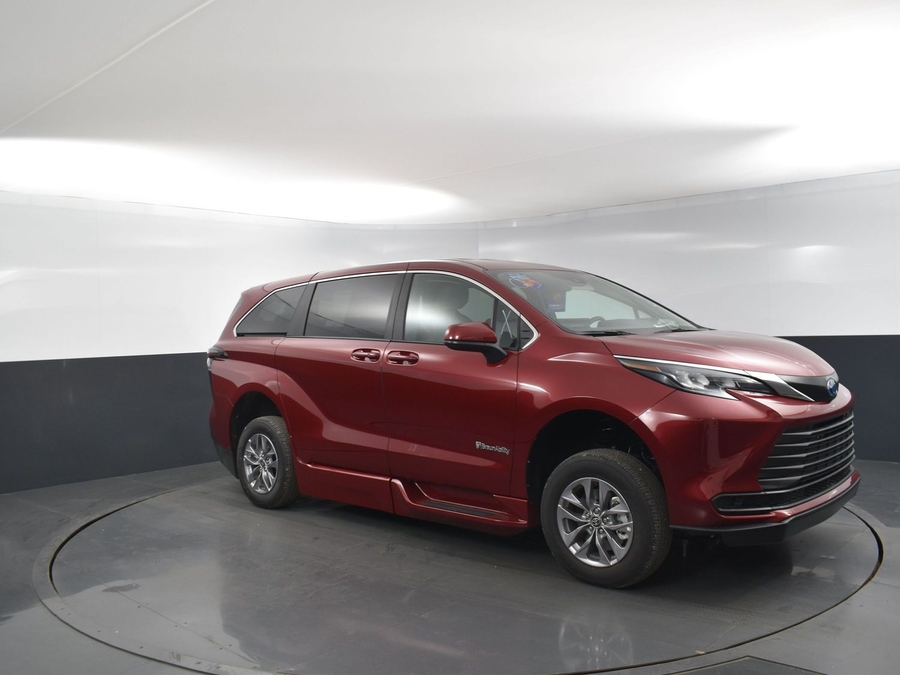 New 2025 Toyota Sienna Hybrid LE - BraunAbility Side Entry Entry Fold Out Automatic Ramp