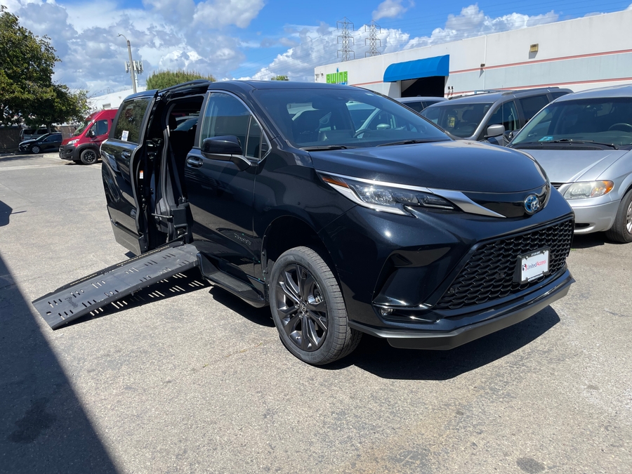 Used 2024 Toyota Sienna Hybrid  - BraunAbility Side Entry Entry Fold Out Automatic Ramp