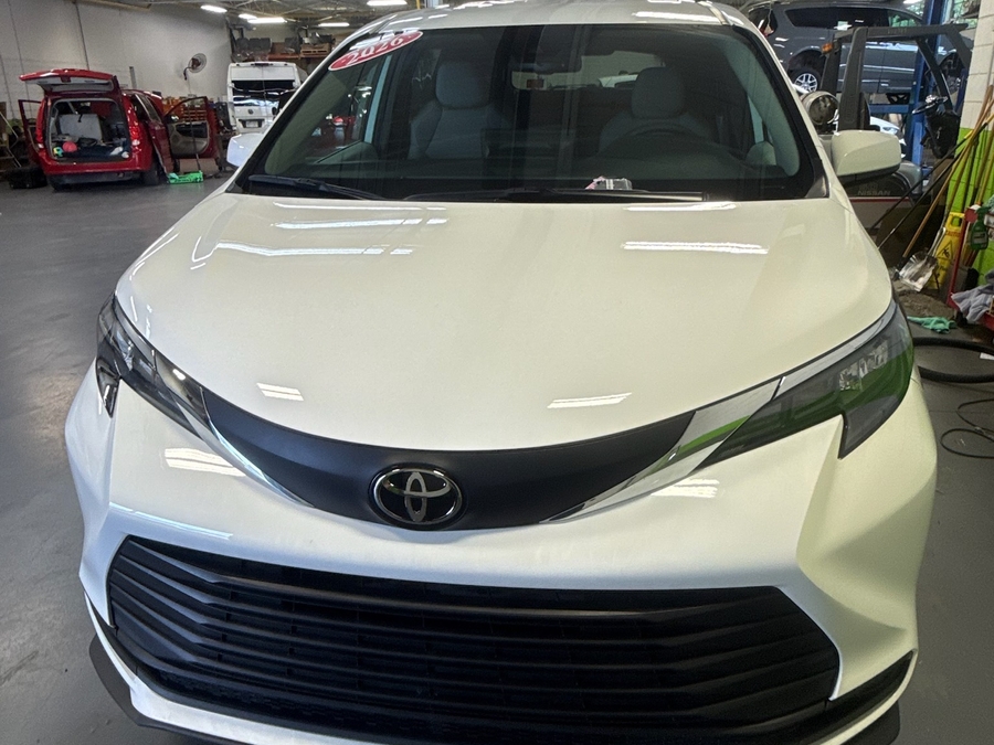  Toyota Sienna with Rear Entry Manual Fold Out ramp