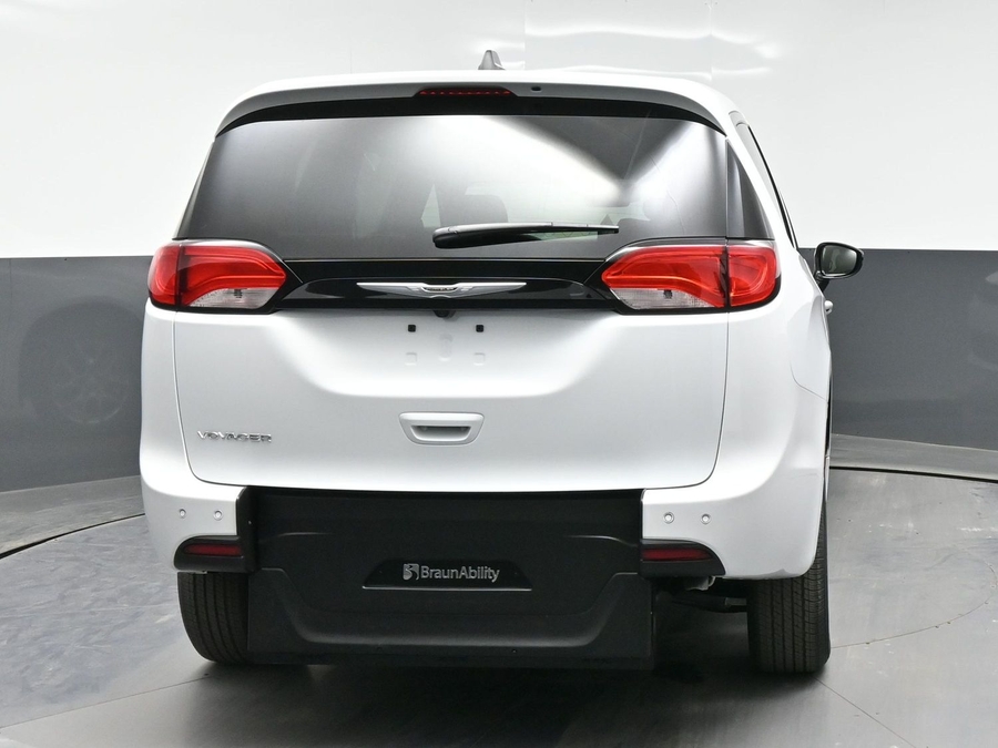 White Chrysler Voyager image number 2