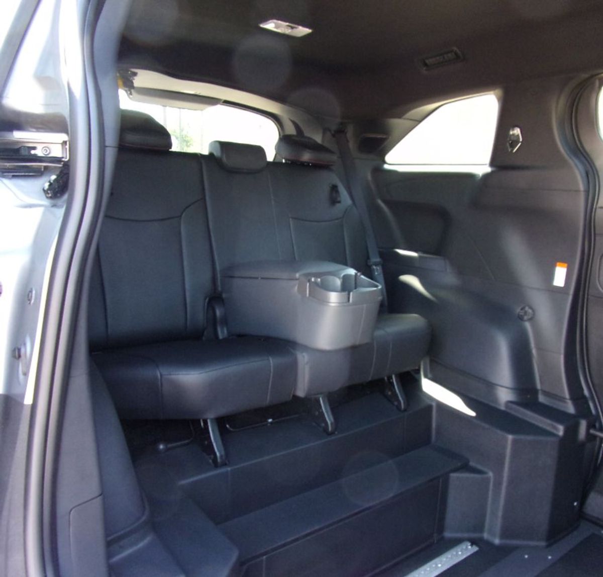 Silver Toyota Sienna image number 15
