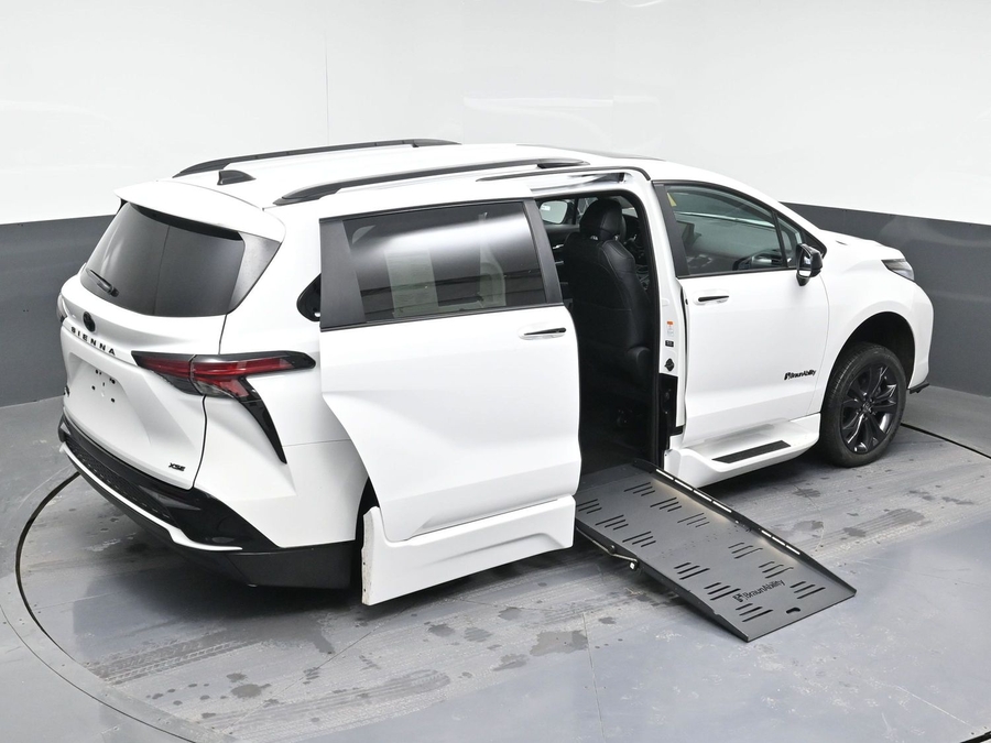 New 2025 Toyota Sienna Hybrid XSE Sport - BraunAbility Side Entry Entry Fold Out Automatic Ramp