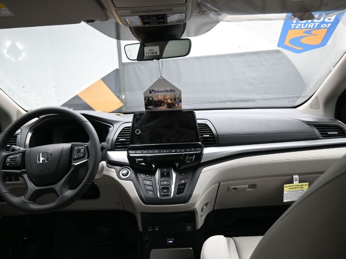 Grey Honda Odyssey image number 12