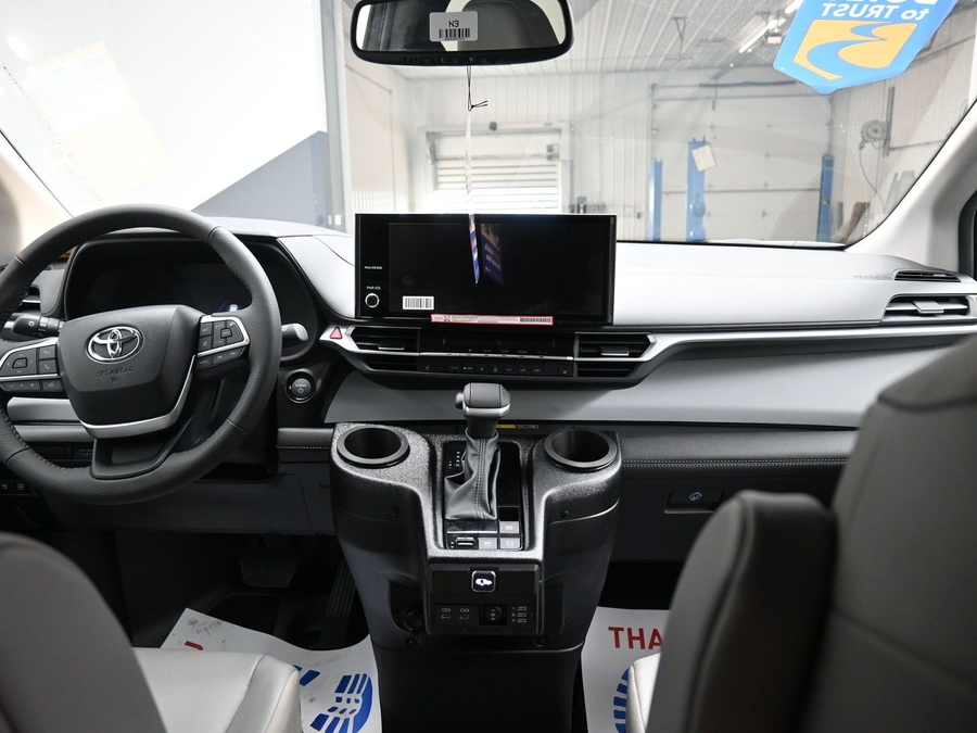 New 2025 Toyota Sienna Hybrid XLE Base - BraunAbility Side Entry Entry Fold Out Automatic Ramp