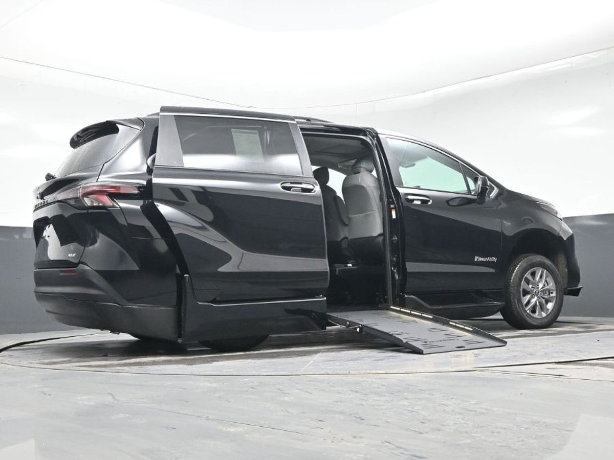 Black Toyota Sienna image number 24