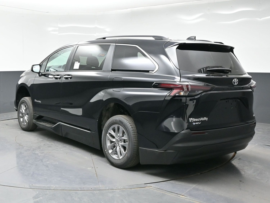 New 2026 Toyota Sienna Hybrid XLE Base - BraunAbility Side Entry Entry Fold Out Automatic Ramp