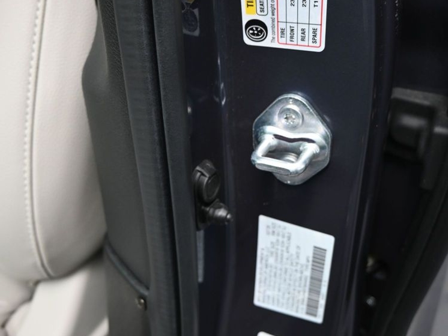 Blue Honda Odyssey image number 13