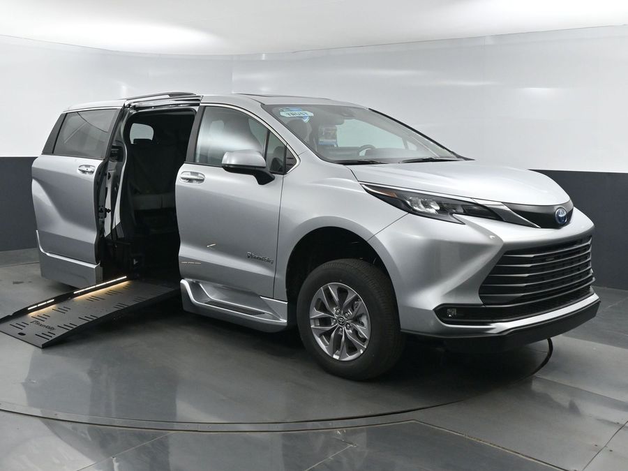 New 2025 Toyota Sienna Hybrid XLE Plus - BraunAbility Side Entry Entry Fold Out Automatic Ramp