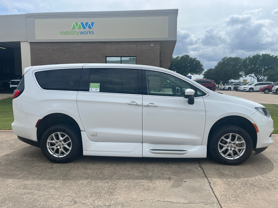 White Chrysler Voyager image number 2