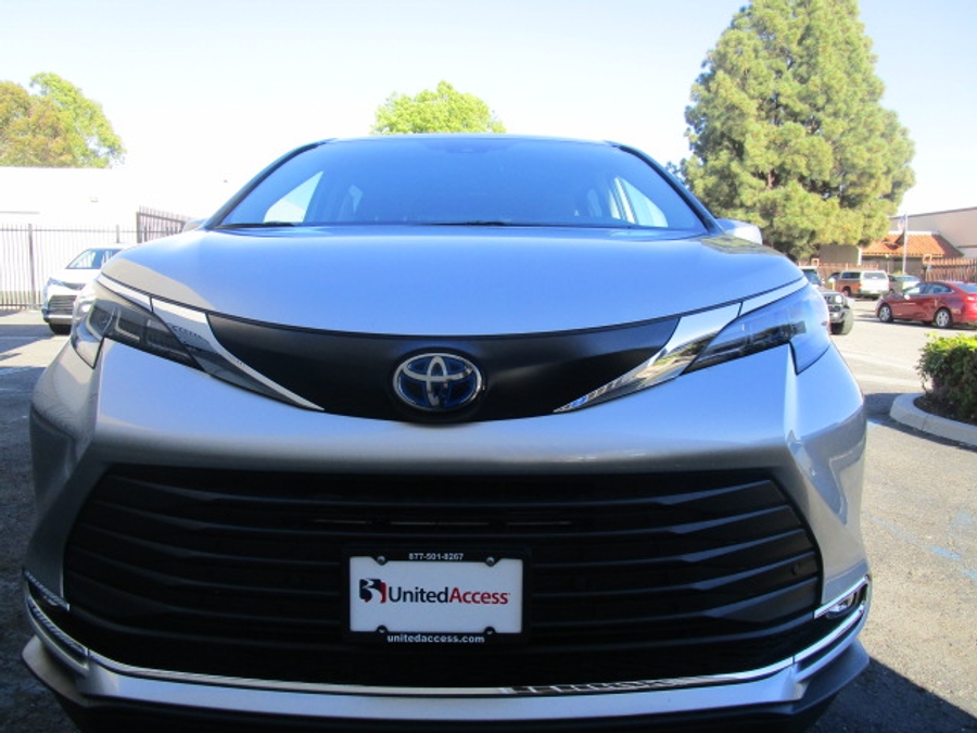 Used 2024 Toyota Sienna Hybrid XLE Base - BraunAbility Side Entry Entry In Floor Automatic Ramp