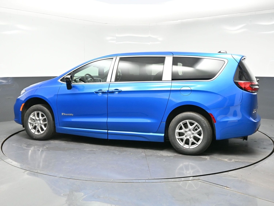 Blue Chrysler Pacifica image number 3