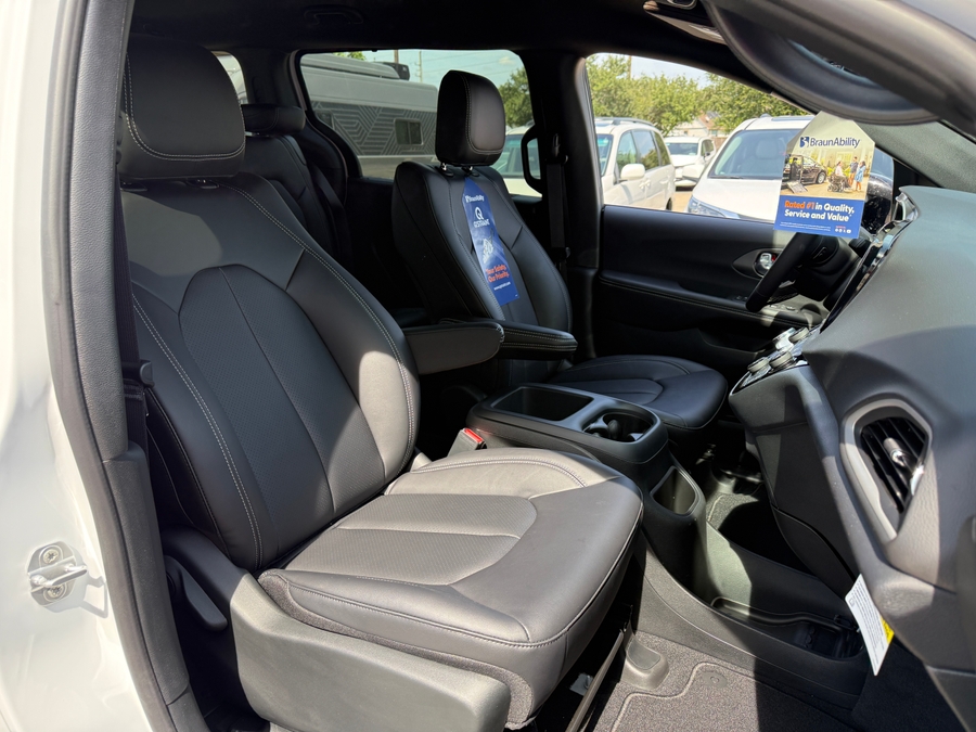 White Chrysler Voyager image number 9