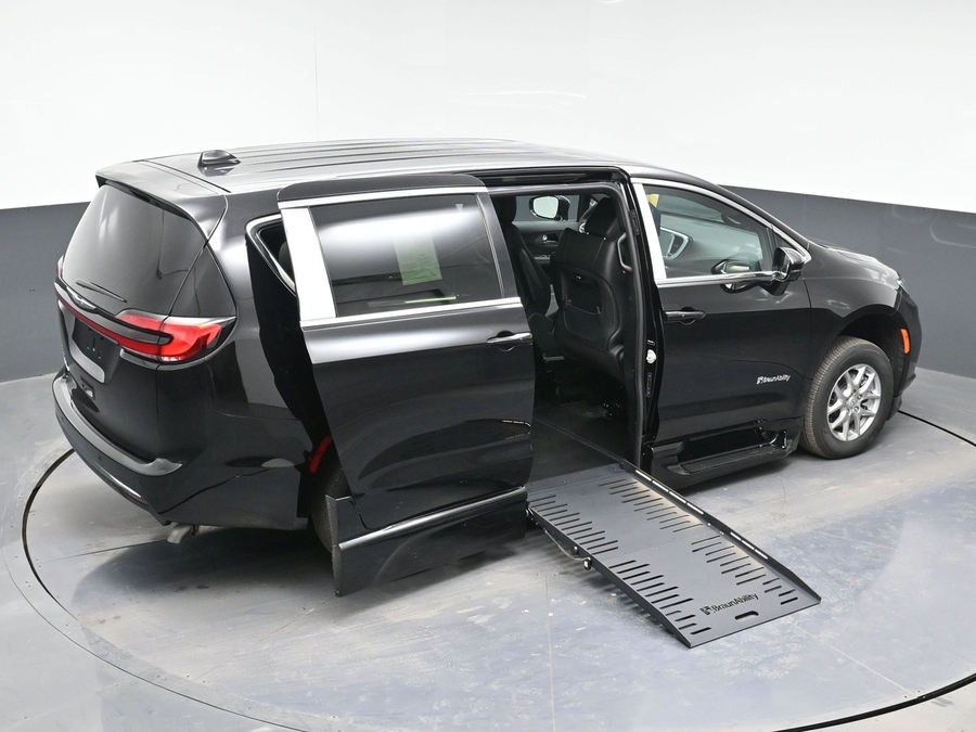 Black Chrysler Pacifica image number 25