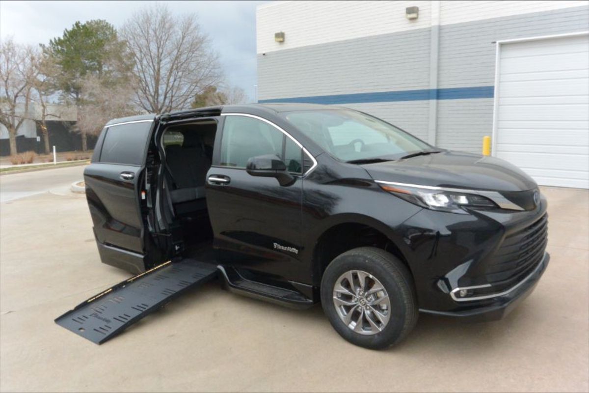 Black Toyota Sienna image number 7