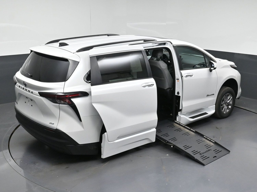 New 2026 Toyota Sienna Hybrid XLE Base - BraunAbility Side Entry Fold Out Automatic Ramp
