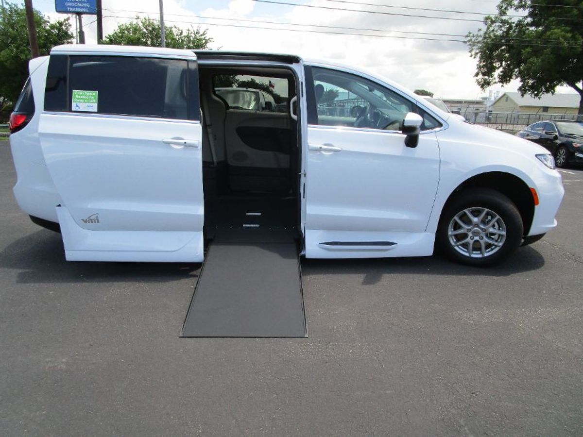 2023 CHRYSLER PACIFICA - Image 27