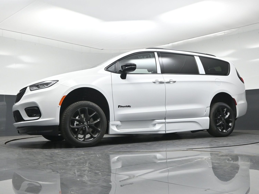 New 2026 Chrysler Pacifica Select Sport - BraunAbility Side Entry In Floor Automatic Ramp
